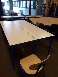 Blaue Stühle und Tische